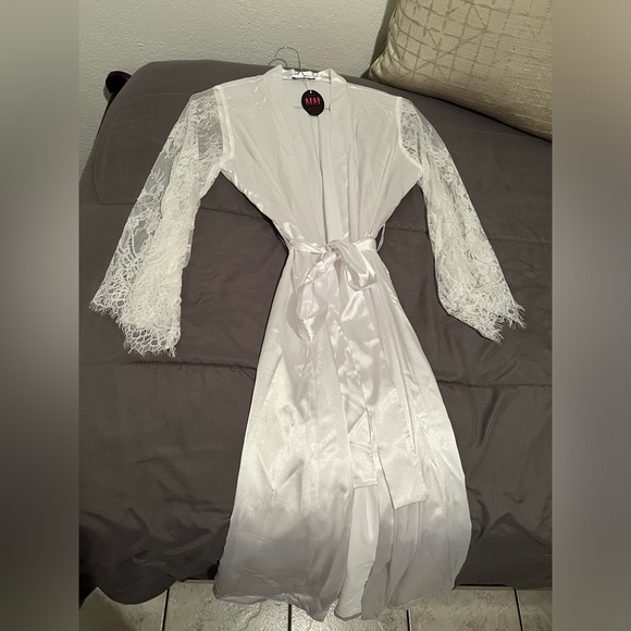 Other - Avidlove brand white silky robe with lace sleeves new with tags size small
